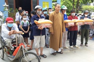 Vũng Tàu: Chùa Liên Trì trao 300 phần quà nhân mùa Vu lan - Báo hiếu