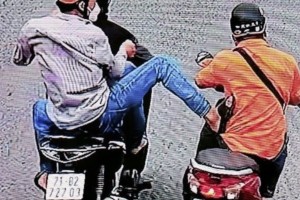 Nhóm người lạ mặt liên tiếp chặn đường hành hung, tạt sơn "khủng bố"