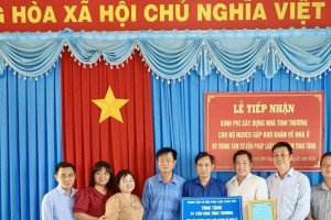 Bến Tre: Trung tâm tư vấn pháp luật Toàn Tâm (TTLCC) – TC Nhiếp ảnh và Đời sống trao tặng nhà tình nghĩa 