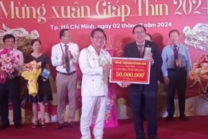 Ông Hồ Minh Sơn – Giám đốc Trung tâm tư vấn pháp luật Toàn Tâm; Tạp chí Nhiếp ảnh và Đời sống trao nhà tình thương cho gia đình khó khăn